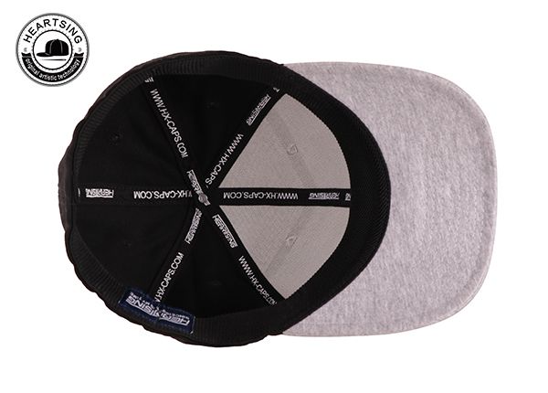 Dentro de la gorra de béisbol de forma gris y negro personalizado