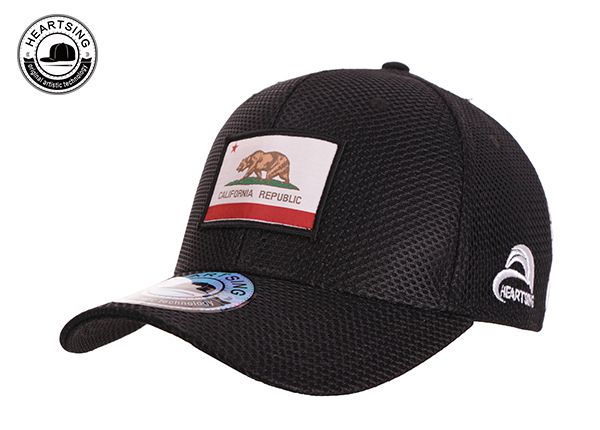 Inclinación de gorra de béisbol negra con cierre de correa de cuero