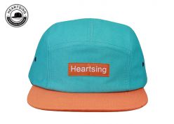 Sombrero de cuero de 5 paneles verde y naranja con un parche de cuero en el frente