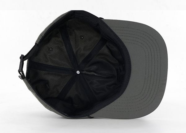 Dentro del sombrero de snapback de cuerda gris de humo