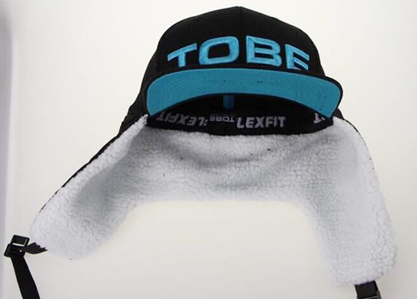 Frente del sombrero de invierno de lana polar polar negro