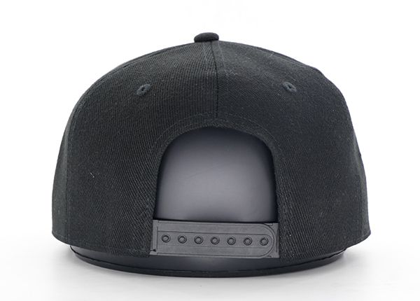 Back of Black Snapback Flat Bill Hat con logotipo de bordado 3D