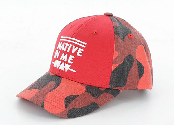 Inclinación del sombrero de camionero de béisbol de camuflaje rojo personalizado