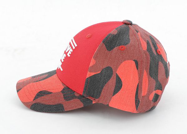 Lado del sombrero de camionero de béisbol de camuflaje rojo personalizado