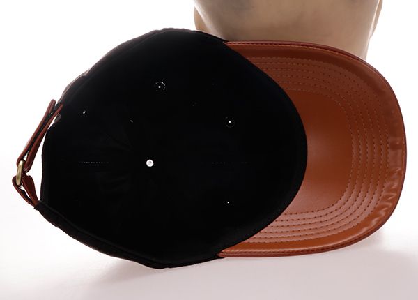 Dentro de la tapa de gamuza personalizada con correa de cuero