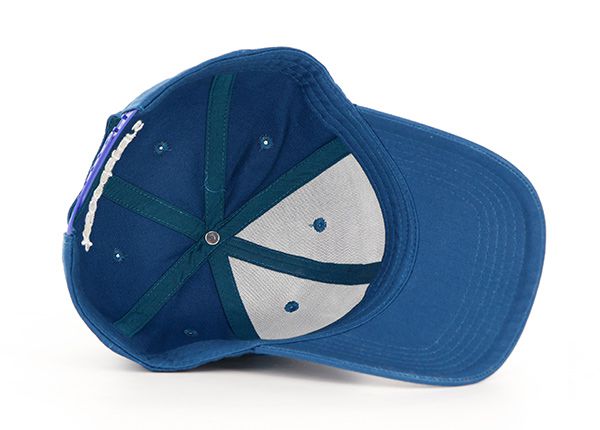 Dentro de la gorra de béisbol bordada de azul personalizado