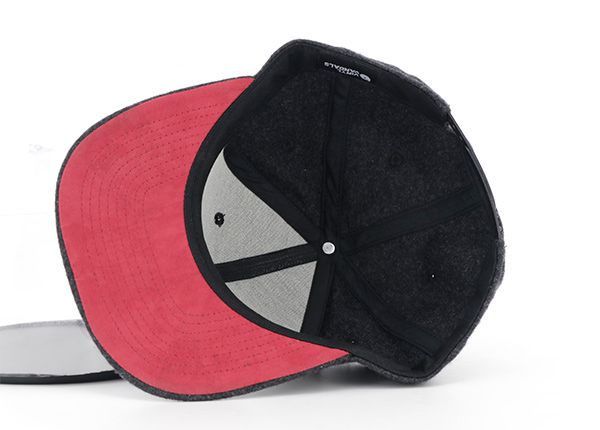 Dentro del snapback de lana gris oscuro personalizado con underbill rojo