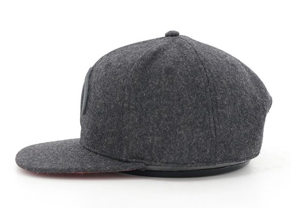Lado del snapback de lana gris oscuro personalizado con underbill rojo
