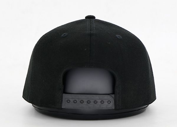 Atrás de Snapback bordado de panel negro de 6 panel personalizado