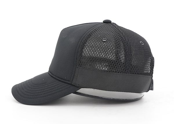 Lado del sombrero de camionero snapback negro en blanco y personalizado personalizado