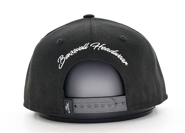 Back of Hist Snapback de algodón de bordado negro personalizado para hombre con un logotipo de White Cross Cross