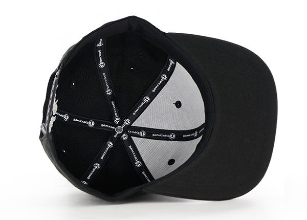 Dentro del sombrero Snapback de algodón de bordado negro personalizado para hombre con un logotipo de White Cross Cross