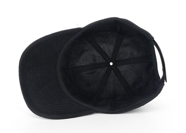 Dentro de la gorra de béisbol negro de velcro en blanco