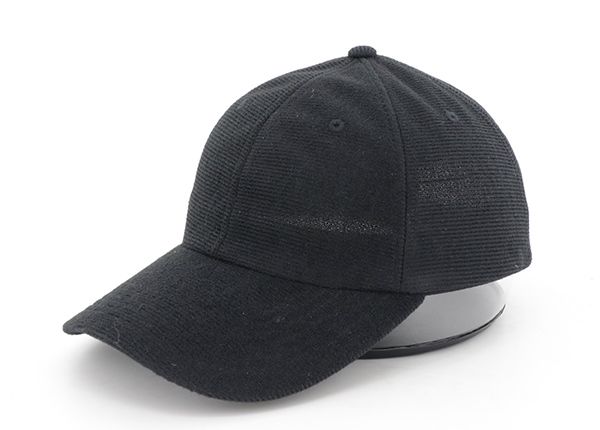 Inclinación de la gorra de béisbol negro de velcro en blanco