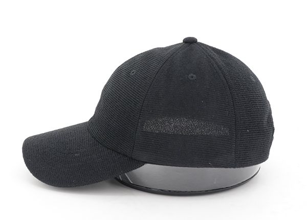 Lado de la gorra de béisbol negro de velcro en blanco