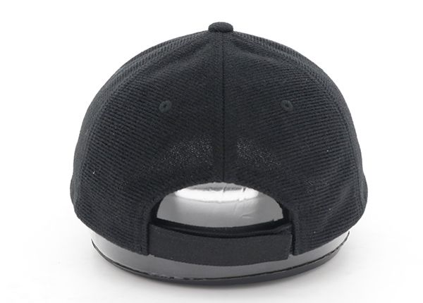 Capilla de béisbol negra en blanco de Velcro en blanco
