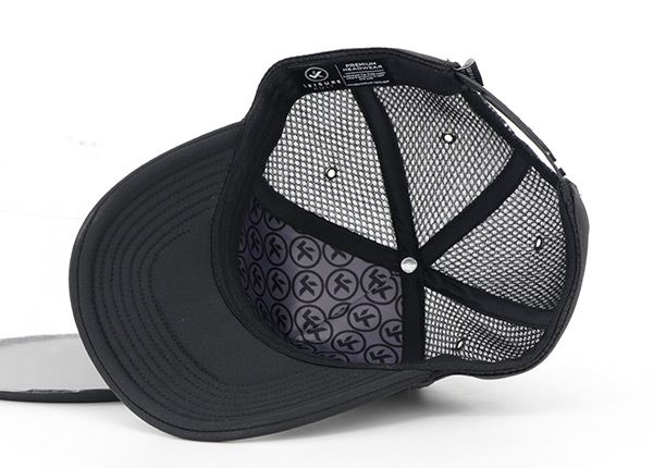 Dentro del sombrero de camionero negro en blanco en blanco