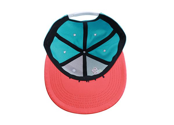 Dentro del sombrero Snapback de cuero con logotipo de bordado