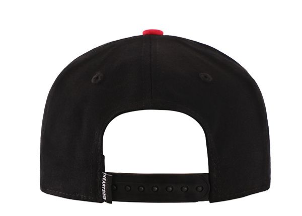 Back of Black Bent Brim Snapback Sombra con logotipo de bordado elevado