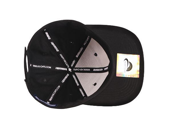 Dentro de Black Flat Bill Snapback con un parche bordado