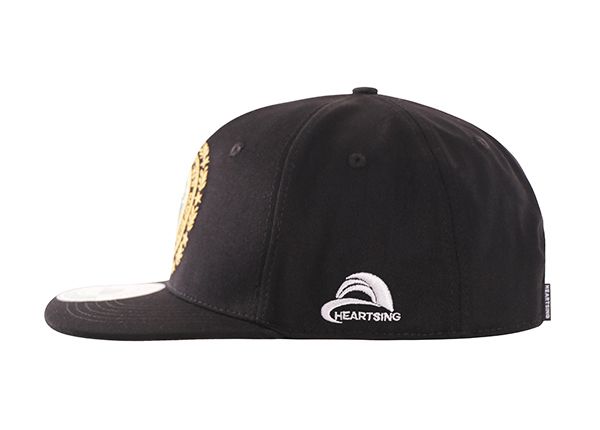 Lado de Black Flat Bill Snapback con un parche bordado