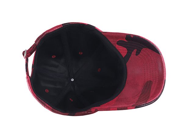 Dentro de la gorra de béisbol de cuero de cuero de camuflaje rojo