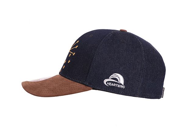 Lado de la sombrero de béisbol de ala de gamuza marrón con cierre de correa de cuero