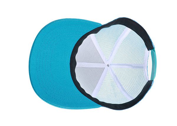 Dentro del sombrero de camionero azul y blanco personalizado