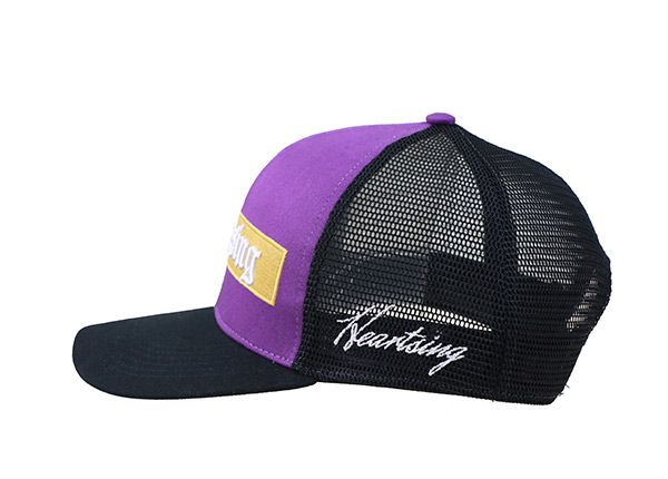 Lado del sombrero de malla bordado morado personalizado