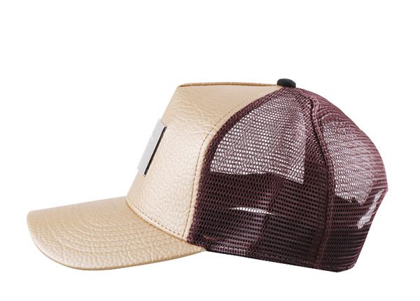 Lado del sombrero de malla de cuero de color caqui personalizado con un parche de metal