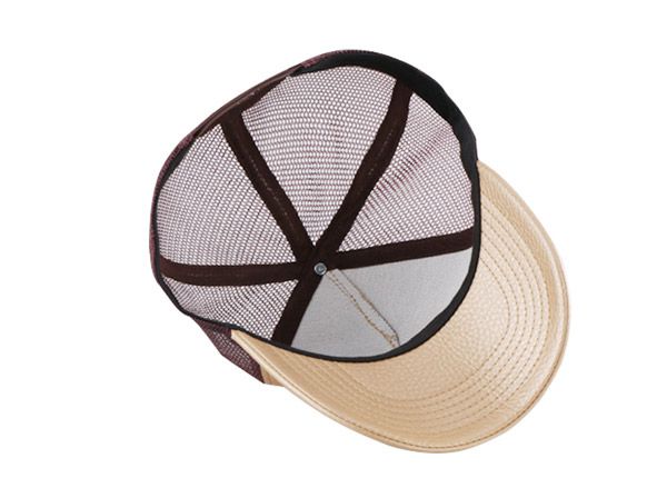 Dentro del sombrero de malla de cuero de color caqui personalizado con un parche de metal