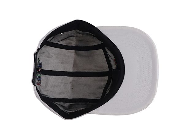 Dentro de la gorra de campamento blanco