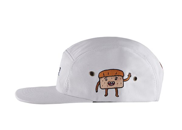 Lado de la gorra de campamento blanco