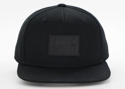 Todo el sombrero de snapback negro con etiqueta de cuero