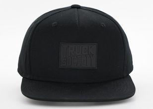 Todo el sombrero de snapback negro con etiqueta de cuero