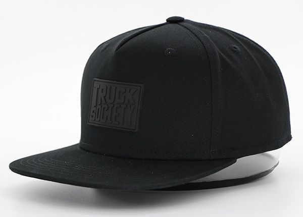 Slant of All Black Snapback con etiqueta de cuero