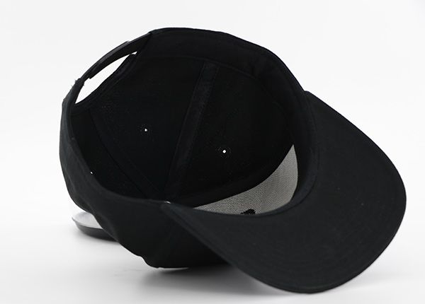 Dentro de todo el sombrero negro snapback con etiqueta de cuero