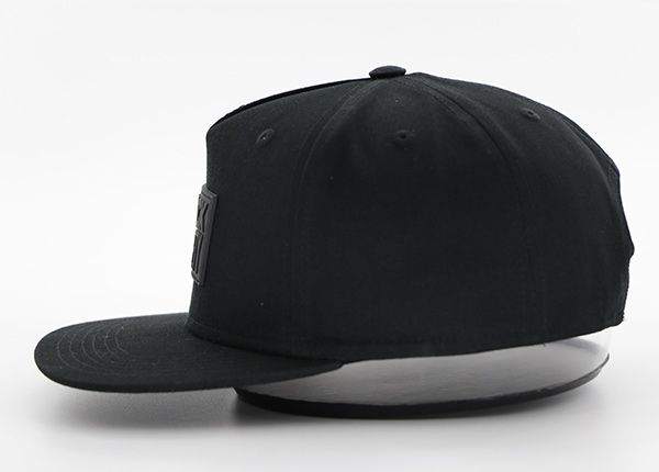 Lado de todo el sombrero negro snapback con etiqueta de cuero