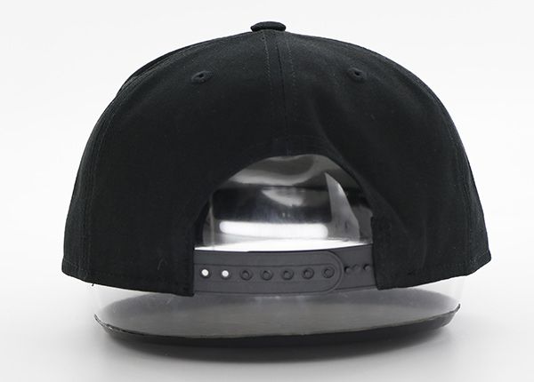 Atrás de todo el sombrero negro snapback con etiqueta de cuero