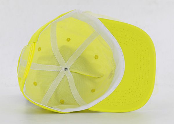 Dentro de todo el snapback de oro con borde plano