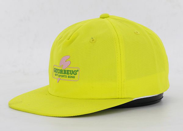 Inclinación de todo el snapback de oro con borde plano