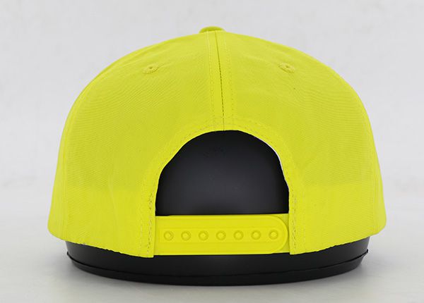 Atrás de todo el snapback de oro con borde plano