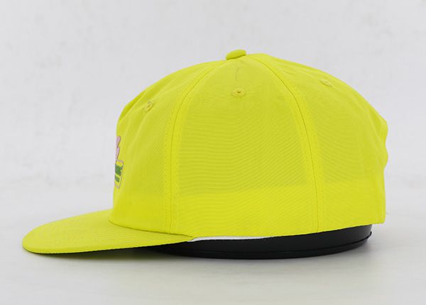 Lado de todo el snapback de oro con borde plano