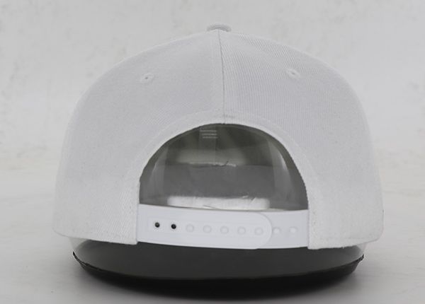 Atrás del sombrero snapback blanco personalizado con logotipo negro bordado