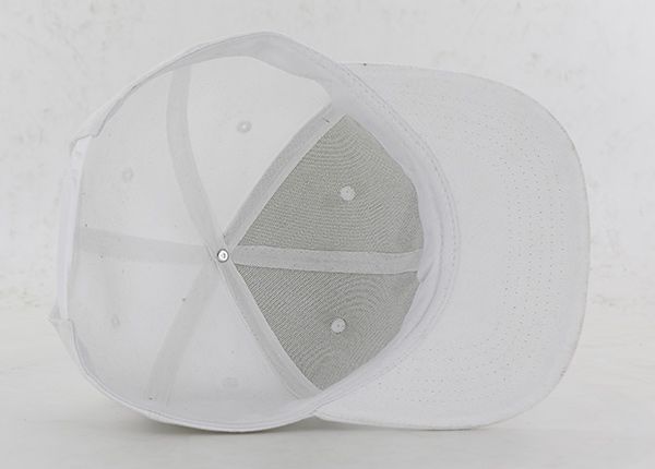 Dentro del sombrero snapback blanco personalizado con logotipo negro bordado