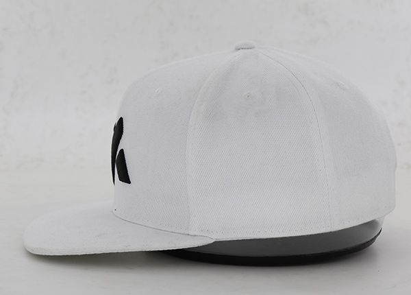 Lado del sombrero snapback blanco personalizado con logotipo negro bordado