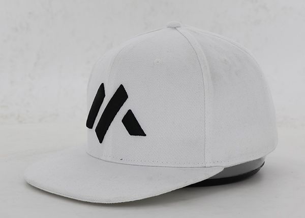 Slant of Hist Snapback blancas personalizadas con logotipo negro bordado