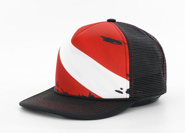 Slant of Histón de camionero Snapback Snapback de moda de moda en blanco.