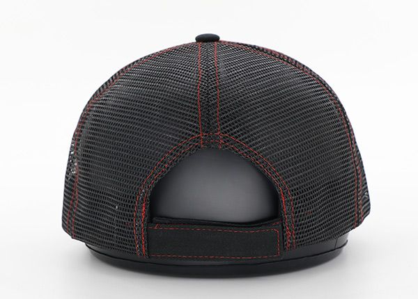 Atrás del sombrero de camionero Snapback de espuma de moda en blanco.