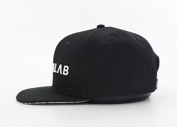Lado de los mejores snapbacks negros con borde de sándwich